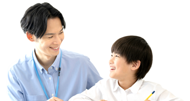 笑顔で向き合う生徒と講師