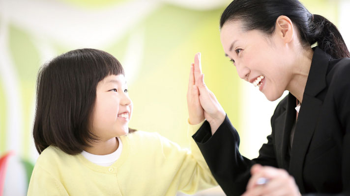 笑顔の生徒と講師