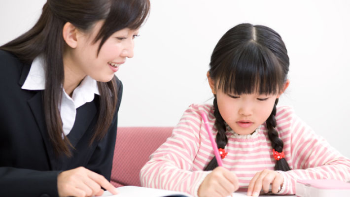 笑顔の生徒と講師